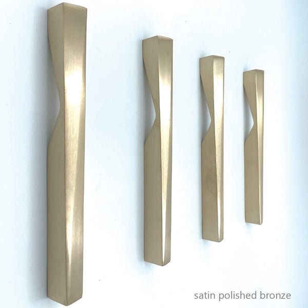 英国ブランド【Phase Eight】楕円形ミニディスクファシネーター Facet furniture handles – Philip Watts Design